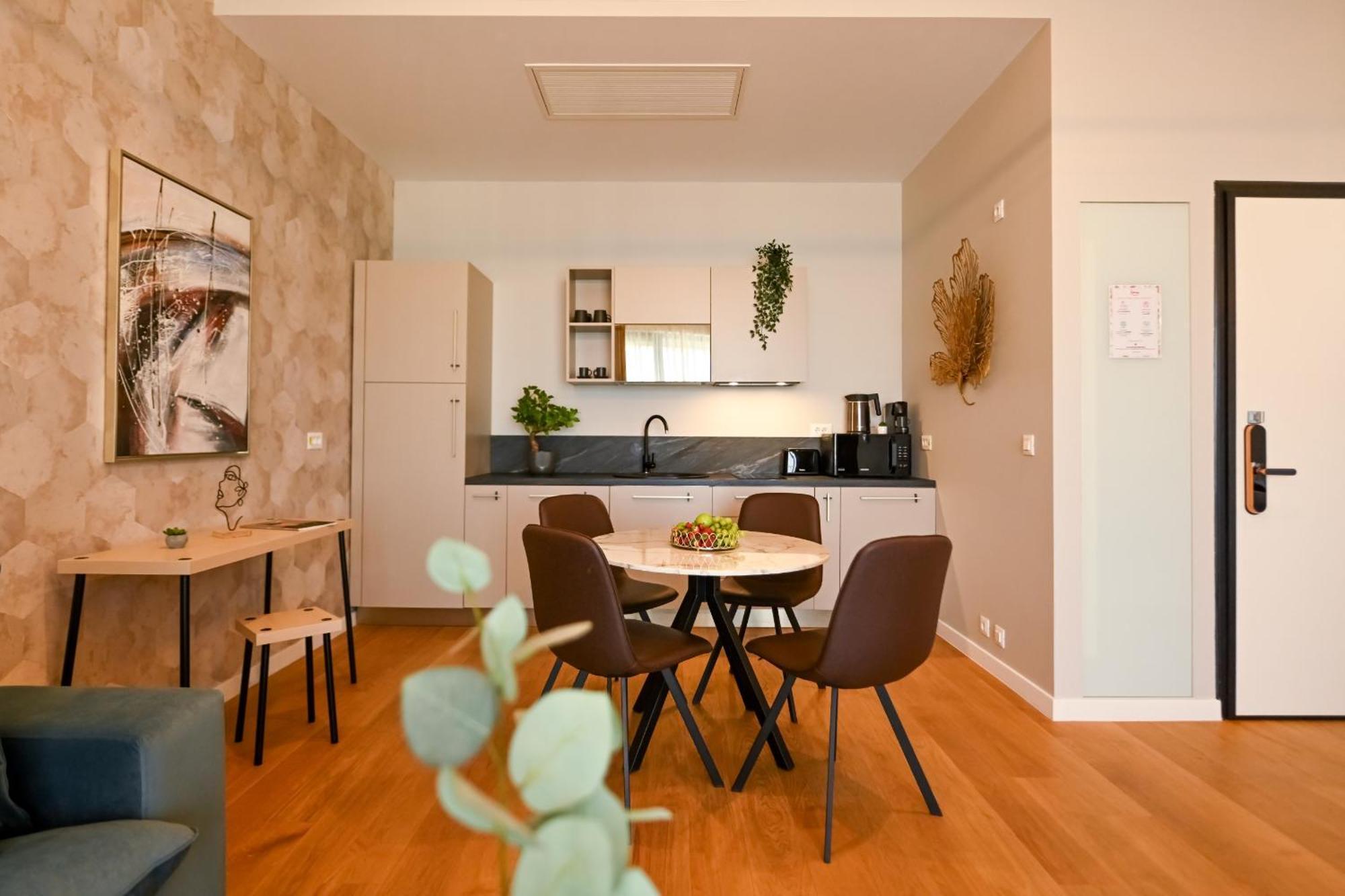 One Verdi Park Exclusive Apartments - Panoramic View & Private Parking Bukarest Szoba fotó