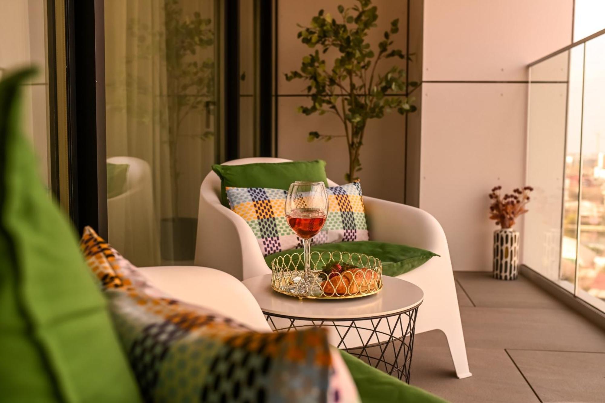 One Verdi Park Exclusive Apartments - Panoramic View & Private Parking Bukarest Szoba fotó