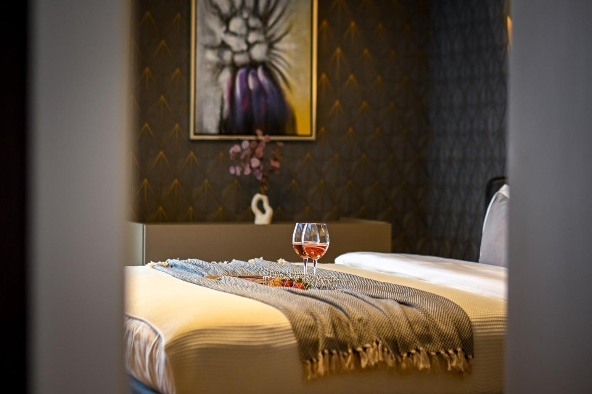 One Verdi Park Exclusive Apartments - Panoramic View & Private Parking Bukarest Szoba fotó