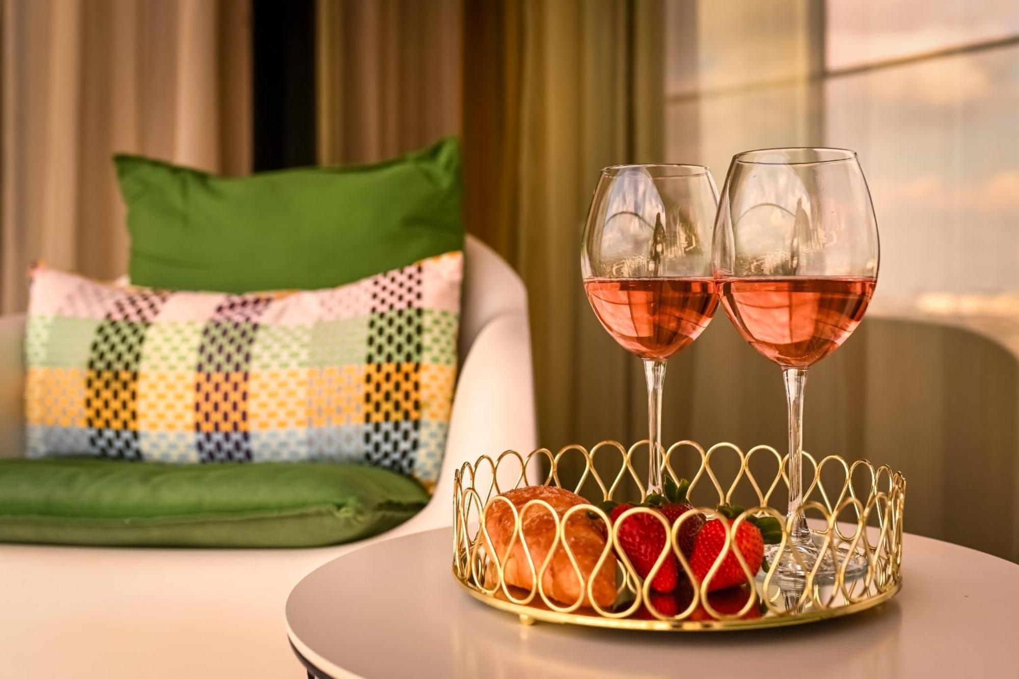 One Verdi Park Exclusive Apartments - Panoramic View & Private Parking Bukarest Szoba fotó