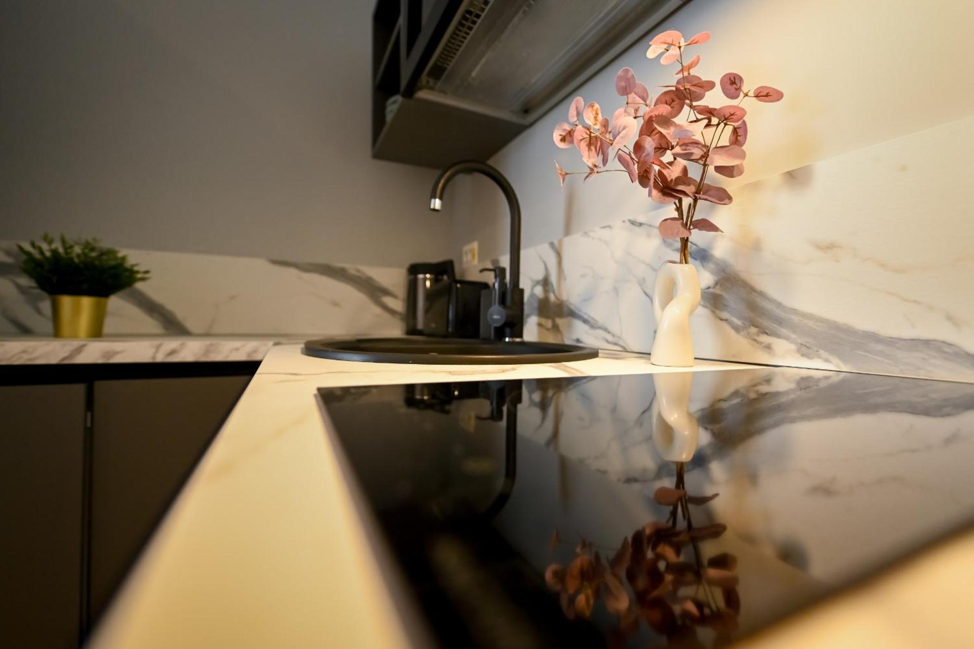 One Verdi Park Exclusive Apartments - Panoramic View & Private Parking Bukarest Szoba fotó