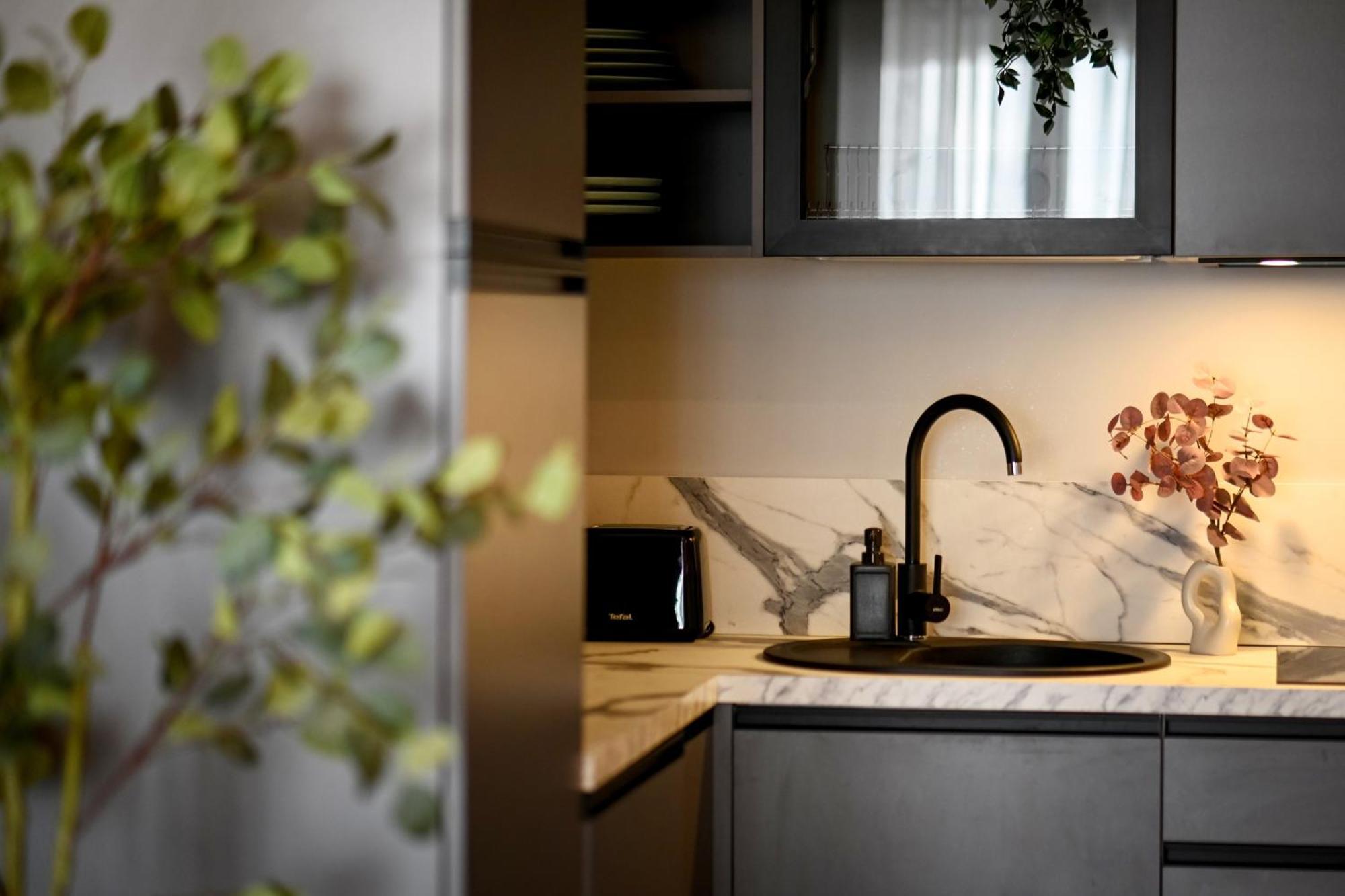 One Verdi Park Exclusive Apartments - Panoramic View & Private Parking Bukarest Szoba fotó