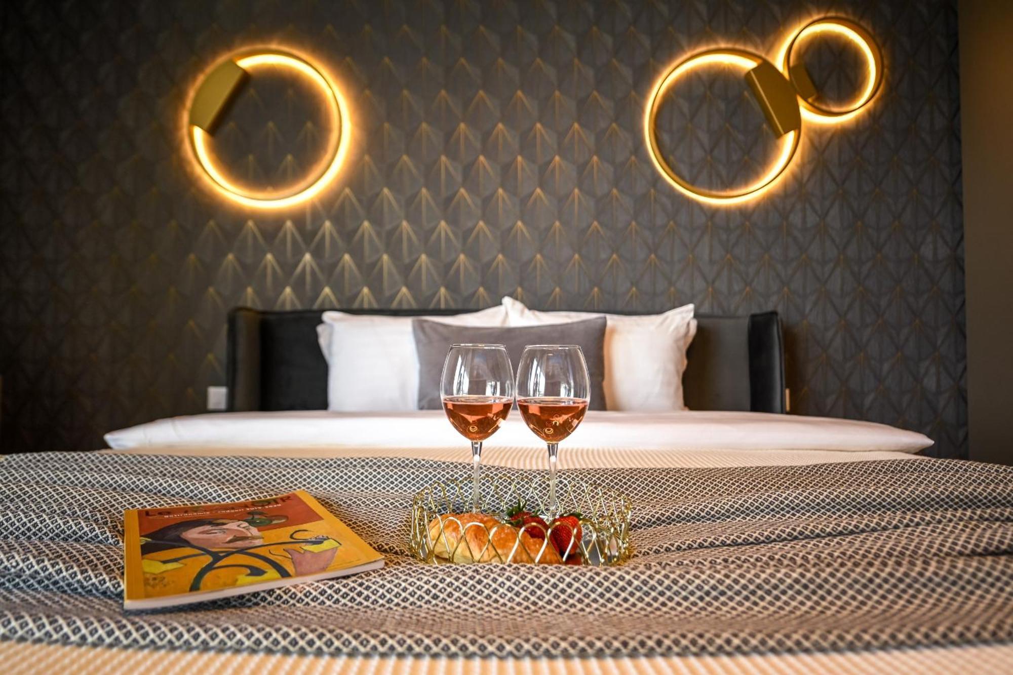 One Verdi Park Exclusive Apartments - Panoramic View & Private Parking Bukarest Szoba fotó